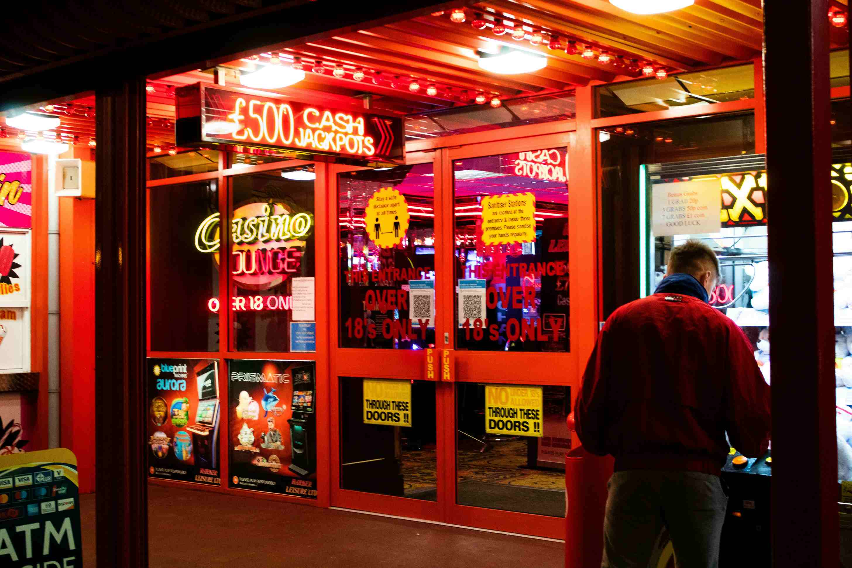 暖调宽幅横构图画面，用作滚球场景对开卡配图